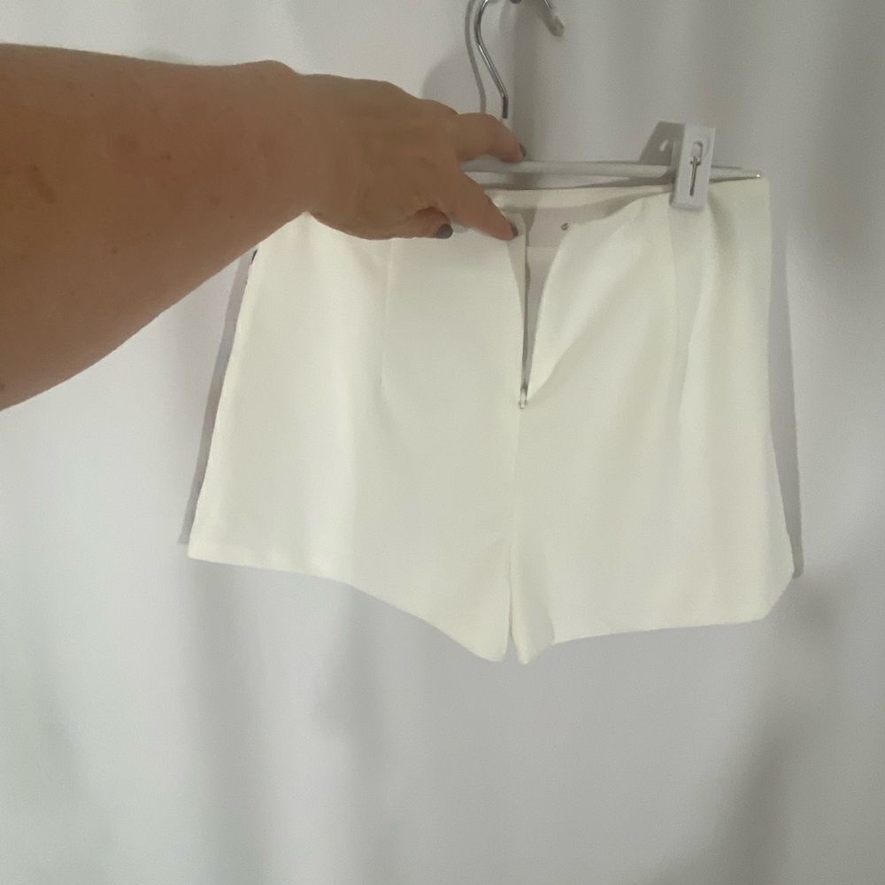 Lulu’s White Embroidered Floral Shorts - Picture 5 of 6